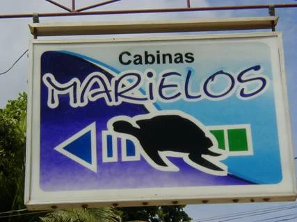 Rotulo de entrada de Cabinas Marielos con logo de tortuga, Tamarindo, Costa Rica